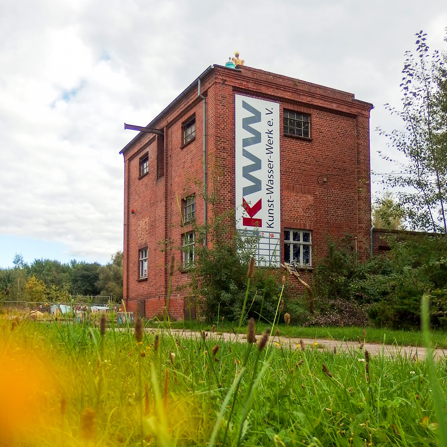 Ehemaliges Werkstattgebäude mit Turmhaus. Heute als Atelier genutzt.