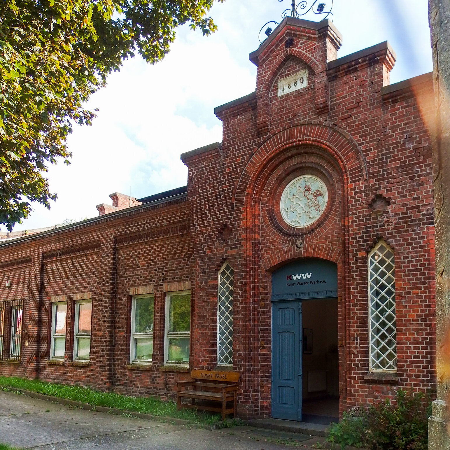 Altes Haupthaus (ehemaliges Maschinen- und Kesselhaus), ehemaliger Haupteingang