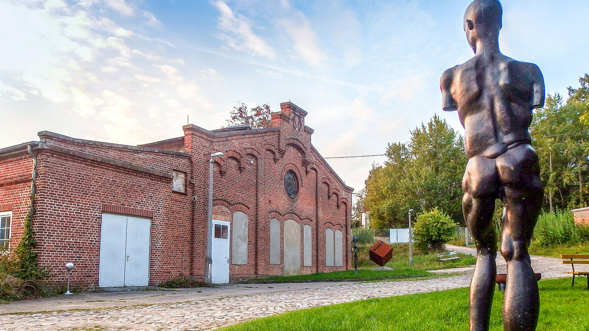 Altes Wasserwerk Schwerin Neumühle - Haupthaus, eröffnet 08. Juni 1890. Im Vordergrund: Skulptur von Rolf Biebl