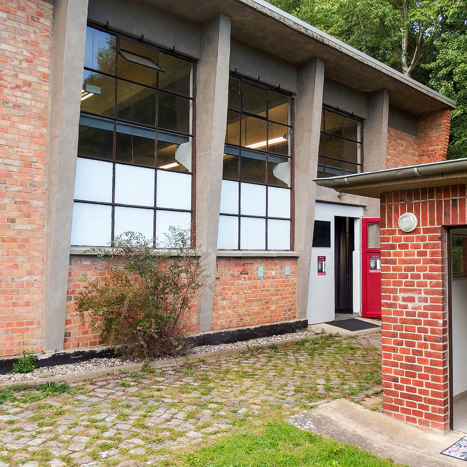 Eingang zum Ehemaligen Pumpenhaus (Reinwasserpumpwerk. Inbetriebnahme: 1975). Heute Ausstellungs- und Veranstaltungsraum. 