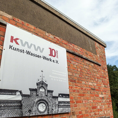 10 Jahre KWW gab es 2018 zu feiern - Banner am Ehem. Pumpenhaus. Foto: Kunst-Wasser-Werk e.V.